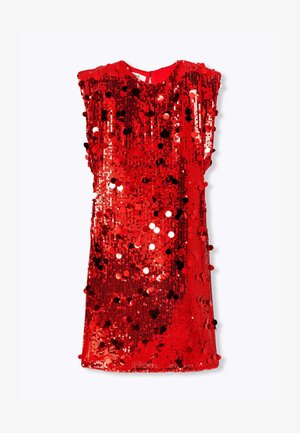 Robe à sequins rouges avec une coupe ajustée, style sans manches, et une texture de tissu lisse ornée de sequins ronds réfléchissant la lumière.