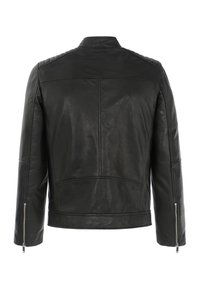 Czarna skórzana kurtka motocyklowa z pikowanymi panelami na ramionach, długimi rękawami zakończonymi srebrnymi suwakami przy mankietach oraz przeszyciami dekoracyjnymi.