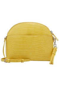 Żółta torebka typu crossbody z faux skóry, o teksturowanym wzorze krokodylej skóry, zaokrąglonym topie, zamknięciu na zamek i regulowanym pasku z detalem w postaci frędzla.