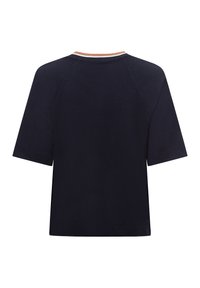 Donkerblauwe korte mouwen shirt met een witte en oranje gestreepte geribbelde kraag, weergegeven van de achterkant op een witte achtergrond.
