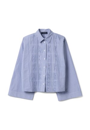 Camicia azzurro chiaro a maniche lunghe con bottoni, righe verticali bianche e sottili motivi geometrici ricamati sulla parte anteriore.