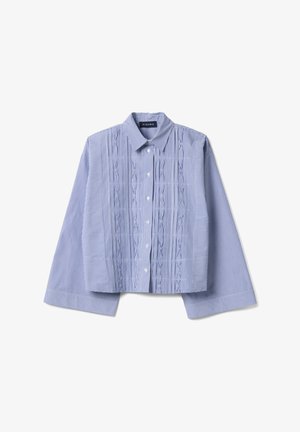Camicia azzurro chiaro a maniche lunghe con bottoni, righe verticali bianche e sottili motivi geometrici ricamati sulla parte anteriore.