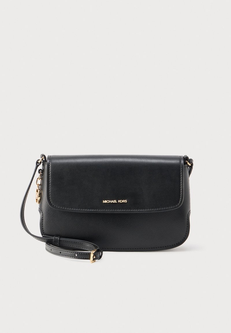 Geantă crossbody din piele neagră cu clapetă pliabilă, accesorii aurii și un logo în față. Are o curea detașabilă și reglabilă.