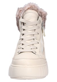 Baskets montantes blanches en cuir avec un col en fausse fourrure, bout rond, fermeture à lacets à l'avant et fermeture éclair sur le côté. Semelle en caoutchouc texturée pour une meilleure adhérence.