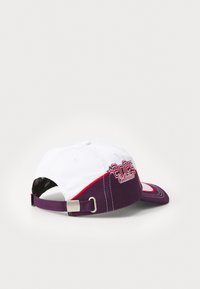 Weiße und lila Baseballmütze mit gesticktem Text "2025 Kollektion", verstellbarem Riemen und kontrastierenden roten Akzenten an der Seite.