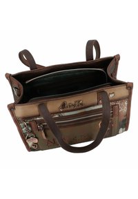 Sac fourre-tout marron à multiples poches avec accents en cuir, doté d'une fermeture éclair et d'éléments décoratifs sur la surface. L'intérieur comprend des poches supplémentaires.