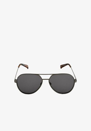 Ochelari de soare stil aviator cu lentile întunecate, cadru din metal gri și vârfuri de temple din plastic maro cu model. Design ușor cu o siluetă îndrăzneață.