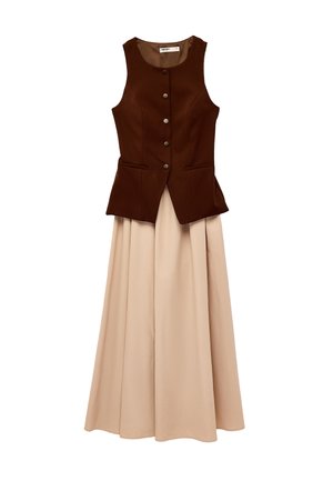 Brązowa kamizelka bez rękawów zapinana na guziki, nałożona na beżową, długą, zwiewną spódnicę, prezentowana na białym tle.