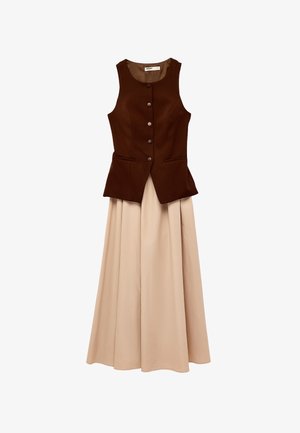 Ärmellose braune Knopfweste über einem beigen, langen, fließenden Rock, dargestellt auf weißem Hintergrund.