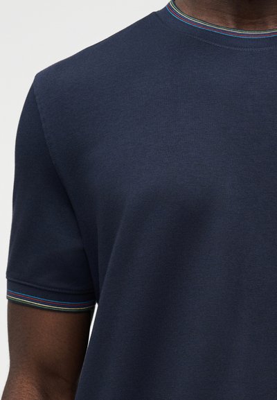 Μπλε ναυτικό t-shirt από βαμβάκι, με κοντά μανίκια και ριμπ λαιμόκοψη με πολύχρωμες ρίγες γύρω από την άκρη.