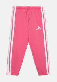 Lyserøde joggingbukser lavet af en bomuldsblanding med hvide sidelister, elastisk talje med snor, og et lille hvidt logo foran.