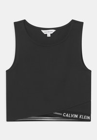 Svart kortärmad tanktop i slätt tyg med rundad halsringning och asymmetrisk nederkant, med 'Calvin Klein'-logotyp i vitt på kanten.