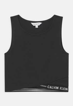 Sort cropped tank top lavet af glat stof, med rund hals og asymmetrisk kant, prydet med 'Calvin Klein' logo i hvid på kanten.