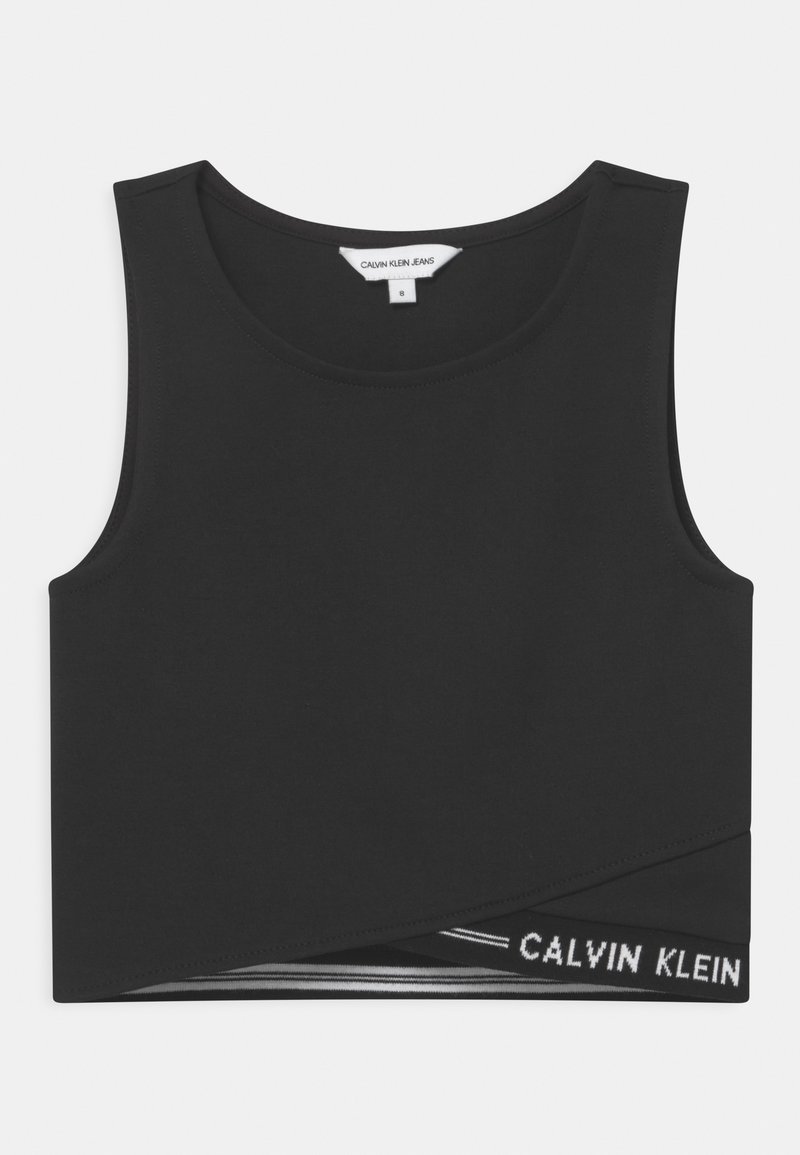 Černý zkrácený top bez rukávů vyrobený z hladké látky, s kulatým výstřihem a asymetrickým lemem, s bílým logem 'Calvin Klein' na okraji.