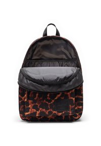 Sac à dos noir avec un motif animal en brun, fermeture à rabat supérieur et poche avant ; intérieur doublé avec un motif à rayures verticales.
