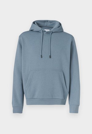 Hupparipluus helesinises toonis, valmistatud pehmest kangast. Omab ees taskut, paelaga reguleeritavat kapuutsi ning soonikkoes varrukaotsi ja alumist äärt.