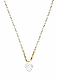 Gouden ketting met een rij heldere kristallen, met een transparante hartvormige hanger die aan het midden hangt.