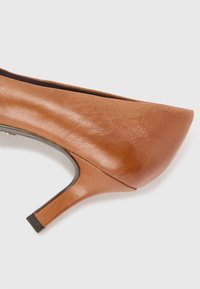 Tamaris Classic heels - cognac
