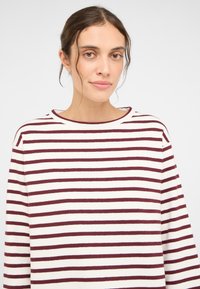 Langärmliges Oberteil aus weichem Stoff, mit abwechselnden breiten Streifen in Burgunderrot und Creme, einem rundem Ausschnitt und einer lässigen Passform.