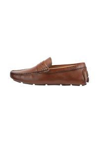 Mocasines de cuero marrón con un detalle de costura en la parte delantera y suela de goma, que ofrecen un ajuste cómodo y flexible.