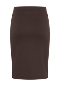 Jupe crayon marron foncé au genou avec une silhouette ajustée et une taille lisse, présentée sur fond blanc.