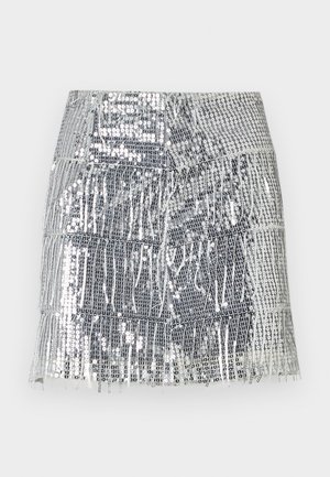 Mini gonna argentata con paillettes e frange. Realizzata in materiale lucido, presenta una vita aderente e design orizzontali a strati.