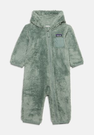 Mekani zeleni flis kombinezon s kapuljačom za bebe, sa patentnim zatvaračem sprijeda i malim džepom na prsima s logom Patagonia.