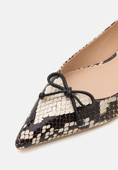 Stuart Weitzman LANDON BALLET FLAT - Ballet pumps - off-white