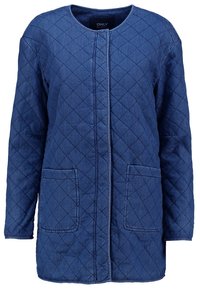 Mörkblå vadderad jacka med rund halsringning, framdragkedja, två framfickor och ett strukturerat diamantmönster över hela plagget.