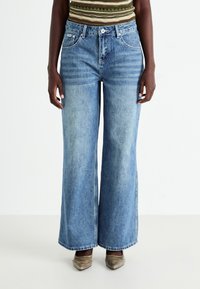 The Ragged Priest RELEASE BLEACHED BLUE WASH - Široke nogavice - blue denim