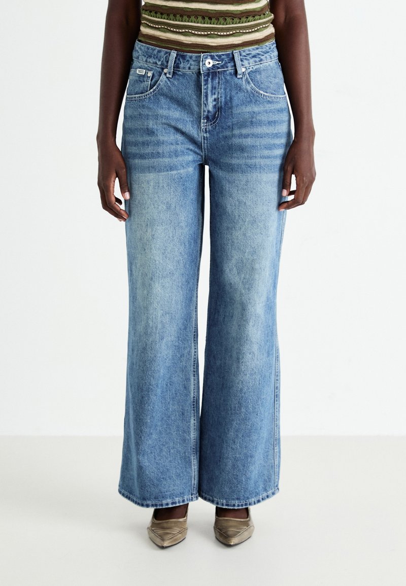 The Ragged Priest RELEASE BLEACHED BLUE WASH - Široke nogavice - blue denim