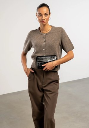 Isabel Bernard, ISABEL BERNARD HONORÉ LINA CROCO SCHWARZE CLUTCH MIT ABNEHMBARER SCHULTERKETTE IB21135-201 - Clutch - black