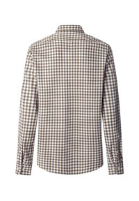 Camicia a maniche lunghe a quadri marrone e bianco con colletto classico e polsini con bottoni. Il tessuto ha una texture liscia e una vestibilità strutturata.
