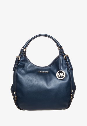 Ciemnoniebieska skórzana torebka na jedno ramię, z złotymi okuciami i okrągłą zawieszką z logo Michael Kors po boku.