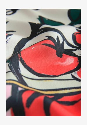 Stoff mit floralem Muster, das rote Tomaten, schwarze Umrisse und grüne Blätter zeigt; glatte Textur und lebendige Farben auf einem hellen Hintergrund.