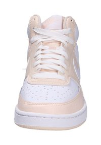 Baskets montantes en cuir blanc avec des accents rose pêche doux, dotées de perforations sur le bout et de lacets plats, et d'une semelle texturée.