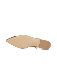 Beige hoge hak met een spitsneus en een gestructureerd ontwerp. Glad leren bovenwerk met een contrasterende zwarte accent op de neuskap.