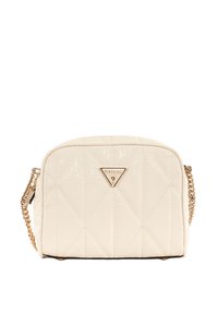 Borsa a spalla in crema trapuntata con finitura patinata lucida, tracolla in catena dorata e accentuazione del logo metallico. Forma rettangolare con bordi arrotondati.