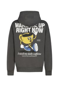 Grauer Hoodie mit einem Cartoon-Kaffeetassencharakter auf der Rückseite, mit fettgedrucktem Text "WECK MICH JETZT AUF" und weiteren koffeinbezogenen Phrasen.