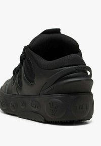 Sneaker nera con tomaia in pelle strutturata, colletto imbottito e suola in gomma spessa e scolpita con dettagli in rilievo.