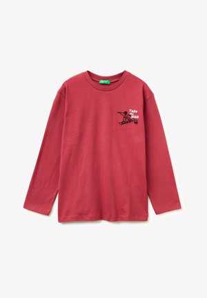 Langarmige rode katoenen t-shirt met een afbeelding van een persoon op een snowboard en de tekst "Neem de Risico" in wit en zwart.