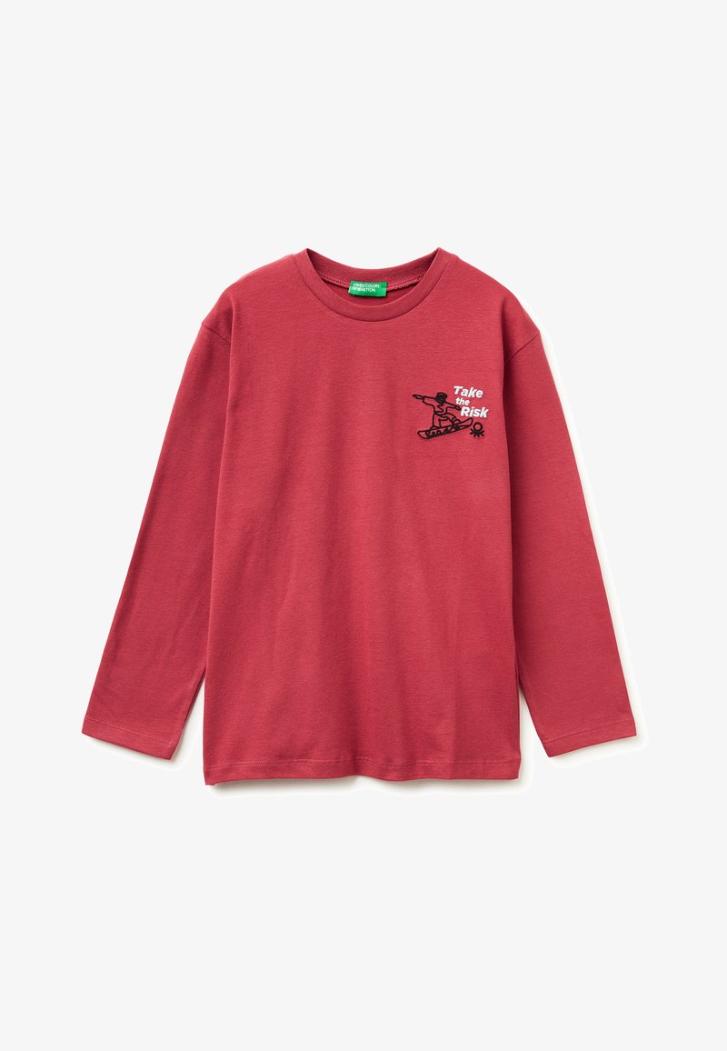 Langärmliges rotes Baumwoll-T-Shirt mit einem Grafikdruck einer Person auf einem Snowboard und dem Text "Take the Risk" in Weiß und Schwarz.