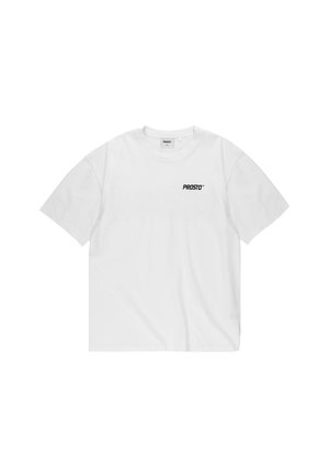 Biała koszulka z krótkim rękawem, okrągłym dekoltem i małym czarnym logo "PROSTO" na lewej piersi.