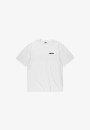 Biała koszulka z krótkim rękawem, okrągłym dekoltem i małym czarnym logo "PROSTO" na lewej piersi.