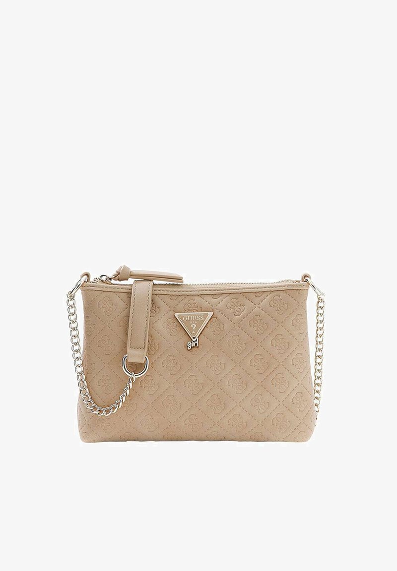 Pochette beige Guess pour fille avec motif matelassé, plaque logo en métal, fermeture éclair et bandoulière chaîne argentée.