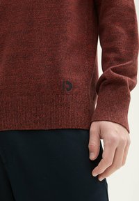 TOM TAILOR DENIM BASIC CREWNECK  - Strickpullover - velvet red navy mouline