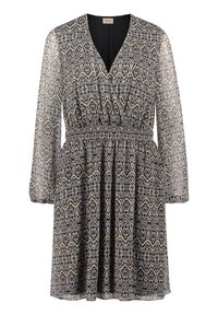 Schwarz-weiß gemustertes Kleid mit langen transparenten Ärmeln, einem V-Ausschnitt und einem elastischen Taillenbund, der an der Taille gerafft ist.