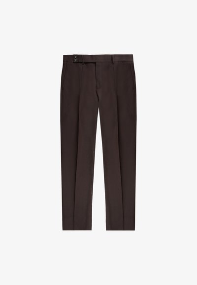 Bruine op maat gemaakte broeken met een vlakke voorkant, twee zijzakken en twee achterzakken. Gemaakt van gladde stof met een rechte pijpdesign.