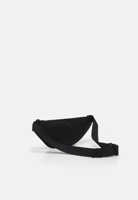 Svart minimalistisk midjeväska med justerbar rem och zippered huvudfack, visad på vit bakgrund.