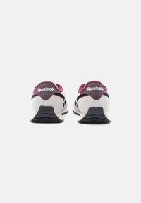 Par bijelih i maroon Reebok tenisica prikazanih s leđa na bijeloj pozadini.
